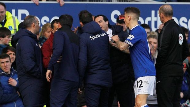 Arsenal Kalah, Oezil Lempar Jaket ke Arah Manajer Everton