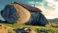 Stone House. Rumah yang sangat unik ini dibuat dari batu raksasa. Terletak di Portugal, stone house dilengkapi dengan jendela dan pintu. Istimewa/Bored Panda.