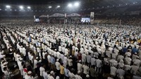 Bahkan sampai ada dari ribuan massa yang menginap sejak semalam. Mereka sebagain besar datang dari luar Jakarta. Foto: Antara FOTO/Galih Pradipta