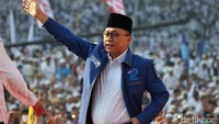 Ketua Umum Partai Amanat Nasional (PAN) Zulkifli Hasan hadir dengan mengenakan jaket biru berlogo partai.