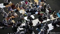 Para pendukung Prabowo-Sandiaga salat dengan beralaskan sajadah hingga tikar.