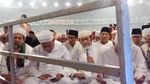 Potret Prabowo Sapa Pendukung di Luar Stadion GBK