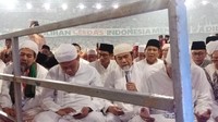 Prabowo dan Sandiaga ikut salat berjemaah di GBK. Keduanya berada di saf terdepan. (Foto: Eva Safitri/detikcom)