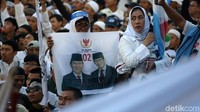 Sebagain massa datang ke kampanye akbar dengan membawa poster bergambar Prabowo dan Sandiaga.