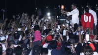Jokowi sempat menanggapi pidato calon presiden nomor urut 02 Prabowo Subianto. Jokowi menegaskan jika Ibu Pertiwi saat ini sedang berprestasi, bukan sedang diperkosa.