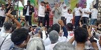 Bupati Karawang Cellica Ikut Acung Jempol dengan Massa Jokowi