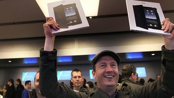 Masuk ke tanggal 3 April 2010, momen penjualan iPad pun tiba. Jacob Arentoft, salah satu pembeli pertama, tampak semringah. (Foto: Spencer Platt/Getty Images)