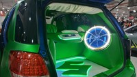 Saat masuk ke dalam kabin, Agus membuat tone senada dengan kelir warna eksteriornya. Pun sebagai hiburan, ia menggantinya dengan speaker keluaran Venom. Foto: Ridwan Arifin