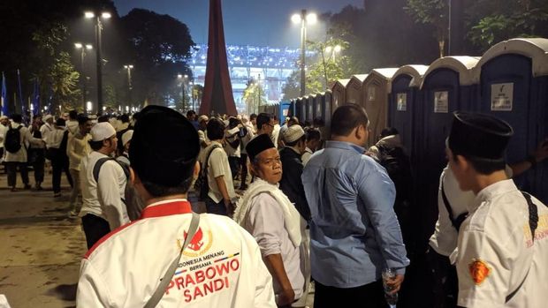 Massa kampanye akbar Prabowo-Sandiaga memanfaatkan toilet portable yang disediakan.