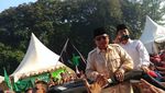 Potret Prabowo Sapa Pendukung di Luar Stadion GBK