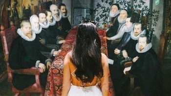 Posisi yang tepat nih, seolah wanita ini sedang dilihat oleh para pria di lukisan. (Foto: Brightside)