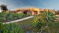 Dick Clarks Flintstones Inspired Home. Pernah menonton kartun fenomenal The Flintstone? Kalau melihat rumah ini pasti akan teringat oleh tayangan masa kecil tersebut. Rumah senilai US$ 3,5 juta (Rp 49 miliar) ini milik aktor legenda Dick Clark yang berlokasi di Malibu, Amerika Serikat. Istimewa/Homedit.