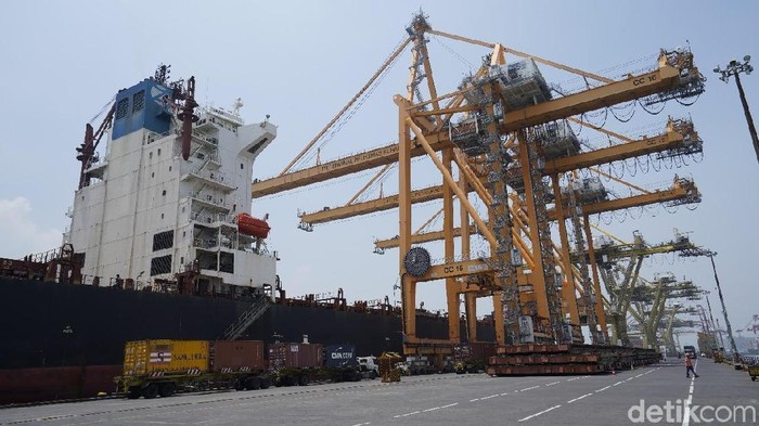 Terminal Petikemas Surabaya (TPS) akan mencatat rekor baru pelayanan bongkar muat kapal. Total rekor muatan yang akan dilayani mencapai 3.700 box atau 4.600 teus.