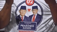 Seorang Massa pendukung pasangan capres dan cawapres nomor 02 Prabowo-Sandiaga melaksanakan salat subuh berjamaah dengan kaos bergambar capres pilihannya sebelum acara kampanye akbar di Stadion Utama Glora Bung Karno. Foto: Antara FOTO/Aditya Pradana Putra