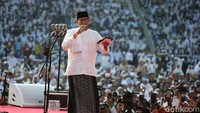 Sandiaga menyampaikan pidato politik di hadapan pendukungnya.