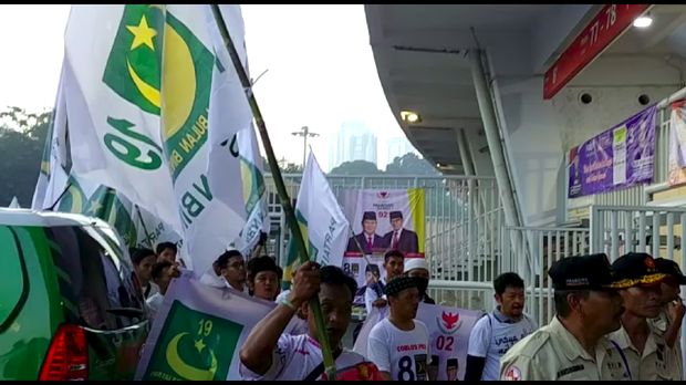 Sejumlah orang membawa bendera PBB ke Kampanye Akbar Prabowo-Sandiaga di GBK.