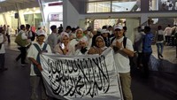 Beberapa pendukung Prabowo-Sandiaga membentangkan bendera berkalimat tauhid. (Foto: Jefry/detikcom)