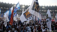 Bendera partai politik pendukung Prabowo-Sandiaga terus dikibarkan sepanjang kampanye akbar.
