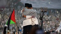 Cawapres Sandiaga Uno dan Gubernur DKI Jakarta Anies Baswedan berpelukan di atas panggung kampanye akbar di Stadion GBK, Jakarta, Minggu (7/4) pagi.