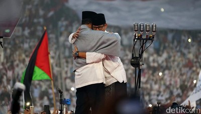 Momen Anies-Sandi Berpelukan di Kampanye Akbar