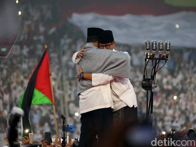 Momen Anies-Sandi Berpelukan di Kampanye Akbar