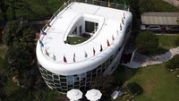 Toilet House. Dalam memperingati berdirinya Asosiasi Toilet Dunia pada tahun 2007, Walikota Suwon, Sim Jae-Dung merancang bangunan berbentuk toilet ini dengan menelan biaya US$ 1,1 juta (Rp 15 miliar). Istimewa/BBC.