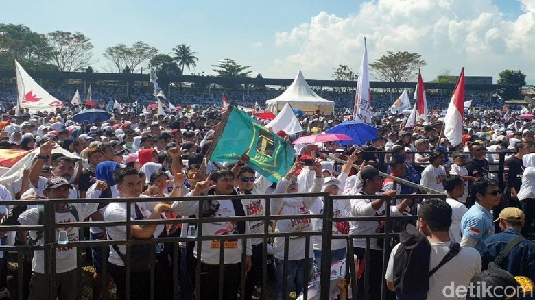 Bendera PPP Berkibar di Kampanye Prabowo-Sandi di Sukabumi Bendera PPP Berkibar di Kampanye Prabowo-Sandi di Sukabumi