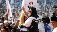 Rachmawati Soekarnoputri hadir dengan mengenakan baju putih dan kerudung hitam. 