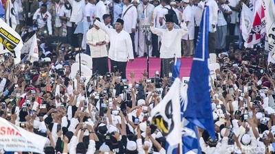 Gaya Kompak Prabowo-Sandiaga Sapa Pendukung di GBK