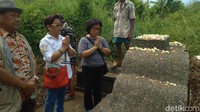 Sejumlah warga yang tengah ziarah kubur (Sudirman Wamad/detikcom)