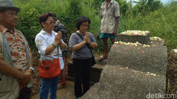 Foto: Ritual Memanggil Arwah Leluhur Etnis Tionghoa di Cirebon