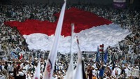 Bendera merah putih berukuran besar dibentangkan di atas kerumuman massa pendukung Prabowo-Sandiaga.