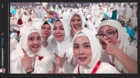 Mulan Jameela pun tak ketinggalan datang ke Stadion Utama GBK bersama emak-emak dari pengajiannya.  Foto: Mulan Jameela/ Instagram