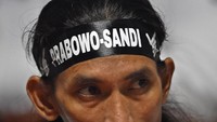 Seorang massa mengenakan ikat kepala bertuliskan Prabowo Sandi turut hadir di acara tersebut. Foto: Antara FOTO/Aditya Pradana Putra