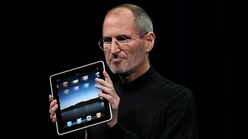 iPad dari Apple menjadi pelopor tablet yang diterima luas oleh publik. Tablet ini pertama kali diperkenalkan pada tahun 2010 atau 12 tahun yang lalu. Foto: Gettyimages - Justin Sullivan