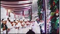 Rhoma Irama berada di jajaran terdepan dan turut salat Subuh berjamaah.  Foto: Rhoma Irama/ Instagram