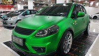 Tidak mau hanya sekedar nyaman di mobil X-Over miliknya tapi juga mewah. Karena itu ia mengusung konsep elegan, pada semua bagian mobil, mulai dari eksterior, interior, sampai balutan warnanya. Foto: Ridwan Arifin