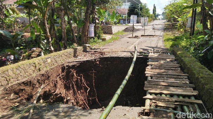 Tak Juga Diperbaiki, Jembatan Zaman Belanda di Ciamis Ambruk
