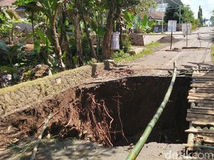 Tak Juga Diperbaiki, Jembatan Zaman Belanda di Ciamis Ambruk