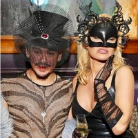 Pada akhir 2017, ia pernah dipotret sedang berpesta bersama Pamela Anderson di peluncuran koleksi lingerie terbaru Coco De Mer. Pria 36 tahun ini bergaya flamboyan dengan baju transparan bermotif zebra yang dipadu celana sobek dan topi tinggi ala bangsawan.  Foto: dok. Twitter