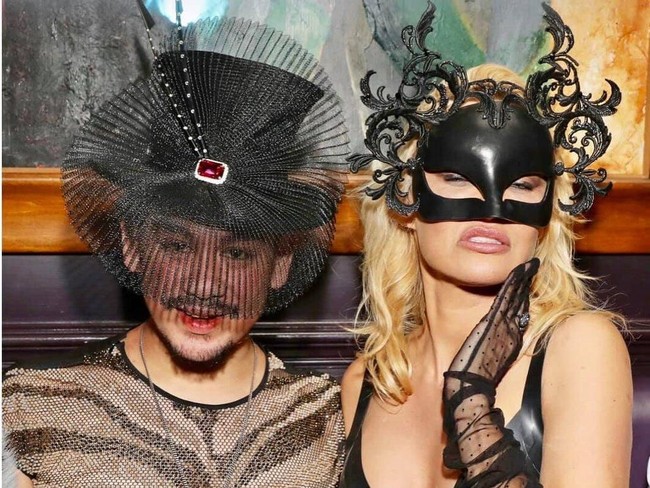 Pada akhir 2017, ia pernah dipotret sedang berpesta bersama Pamela Anderson di peluncuran koleksi lingerie terbaru Coco De Mer. Pria 36 tahun ini bergaya flamboyan dengan baju transparan bermotif zebra yang dipadu celana sobek dan topi tinggi ala bangsawan.  Foto: dok. Twitter