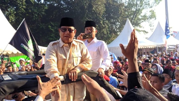 Potret Prabowo Sapa Pendukung di Luar Stadion GBK