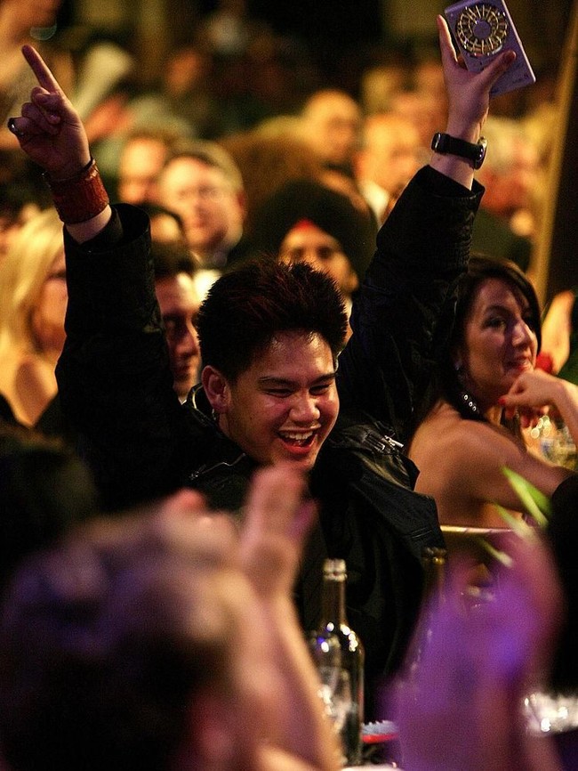 Belakangan ayah Pangeran Azim, sedang menjadi sorotan menyusul pemberlakuan hukuman mati untuk kaum LGBT di negaranya. Kebijakan itu lantas menuai kecaman dari banyak orang, termasuk blogger gosip yang juga aktivis LGBT Perez Hilton. Ia bahkan menuding Sultan Hassanal pria yang munafik karena anaknya sendiri seorang gay. Saya menduga Sultan Brunei tidak tahu anaknya gay. Aku tahu itu karena pernah bertemu Pangeran Azim, kata Perez dalam sebuah vlog-nya di YouTube baru-baru ini. Foto: dok. Getty Images