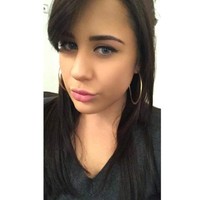 Sebelumnya dada Chloe ditimpa oleh Henry hingga tak bisa bernapas. Saat itu aku tahu aku akan mati, ujar Chloe kepada The Sun. Saat kejadian tesebut, kepada Chloe sudah bocor dengan darah dimana-mana. Jarinya pun sampai patah.  Foto: dok. Instagram