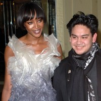 Pangeran Azim bersama model Naomi Campbell di after-party fashion show Marc Jacobs di London Fashion Week pada 2007. Busana dengan permainan scarf layering menjadi andalannya.  Foto: dok. Getty Images