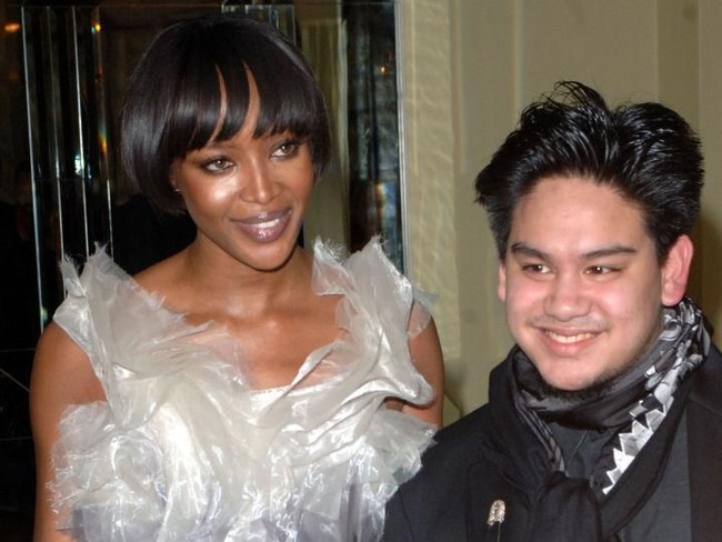 Pangeran Azim bersama model Naomi Campbell di after-party fashion show Marc Jacobs di London Fashion Week pada 2007. Busana dengan permainan scarf layering menjadi andalannya.  Foto: dok. Getty Images