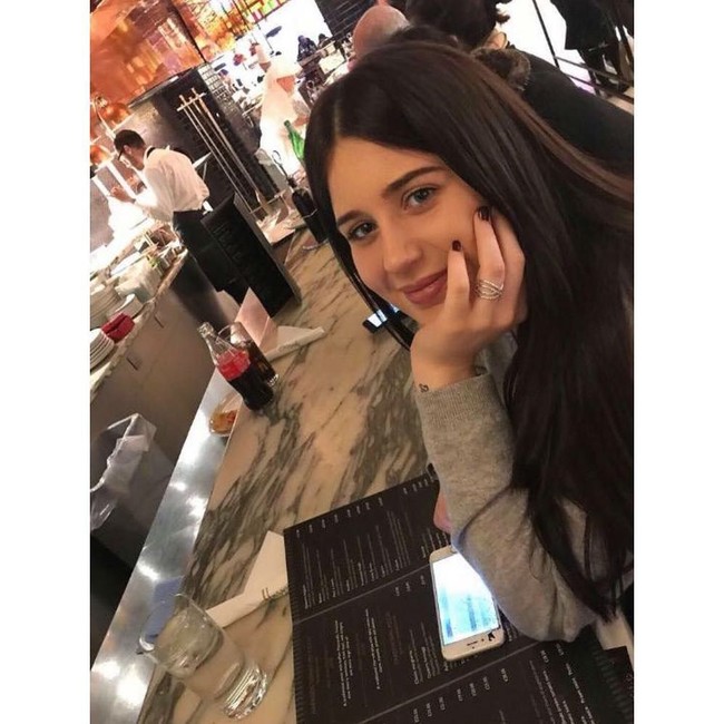 Chloe Pidgley hampir tewas di tangan mantan kekasihnya Henry setelah keduanya putus. Henry mengamuk sejadi-jadinya di apartemen Chloe. Pria pemakai narkoba itu meninju Chloe berkali-kali. Dia menimpanya dengan kursi besar yang berat serta sengaja menjatuhkan radiator di atas kepalanya.  Foto: dok. Instagram