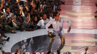 Di akhir acara, Sandi melemparkan jaket yang dikenakannya kepada penonton. 