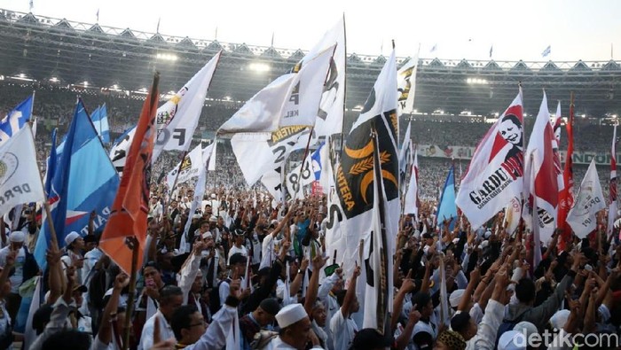 Tak hanya bendera parpol pendukung yang dikibarkan di kampanye akbar Prabowo-Sandiaga. Bendera merah putih berukuran besar juga dibentangkan.