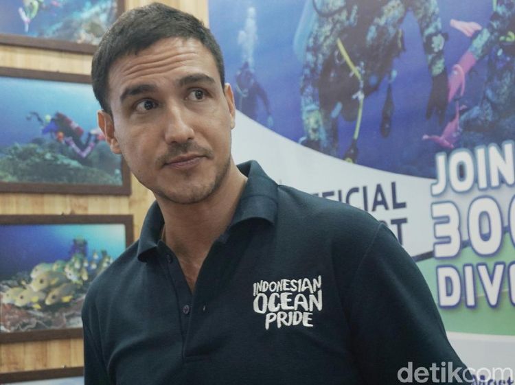 Tetap Ganteng! Kerap Begadang, Hamish Daud Rela Kurang Tidur demi Asuh Anak